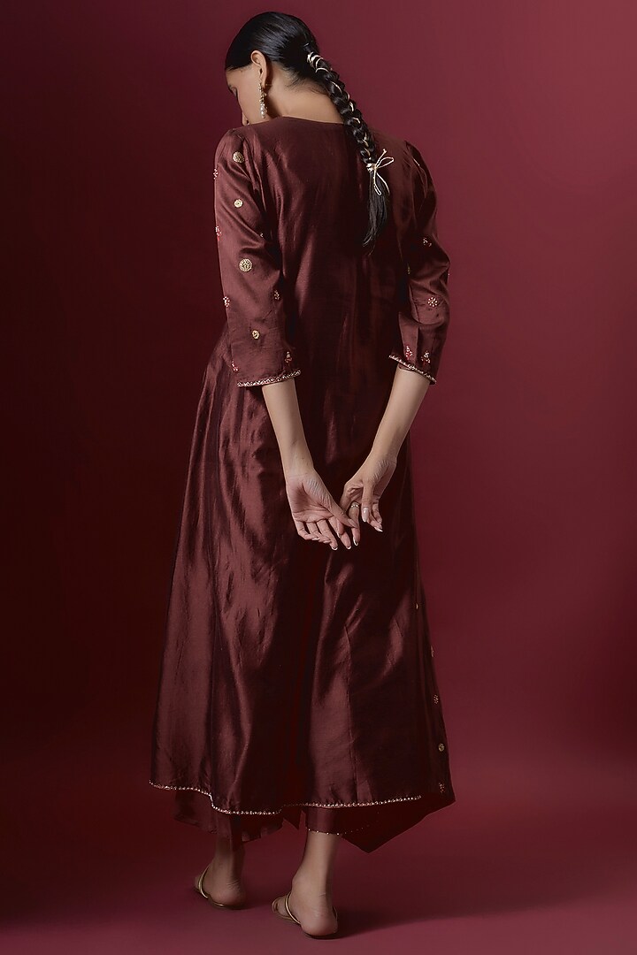 Wine Chanderi & Organza Embroidered Kurta Set by Deep thee at Pernia's Pop Up Shop