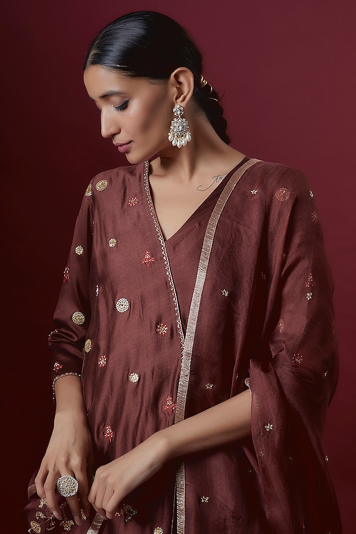 Wine Chanderi & Organza Embroidered Kurta Set by Deep thee at Pernia's Pop Up Shop