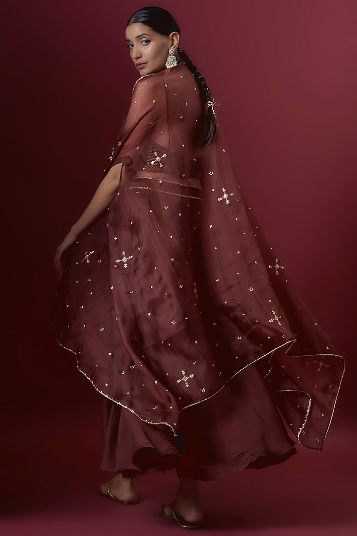 Wine Chanderi & Organza Embroidered Cape Set by Deep thee at Pernia's Pop Up Shop