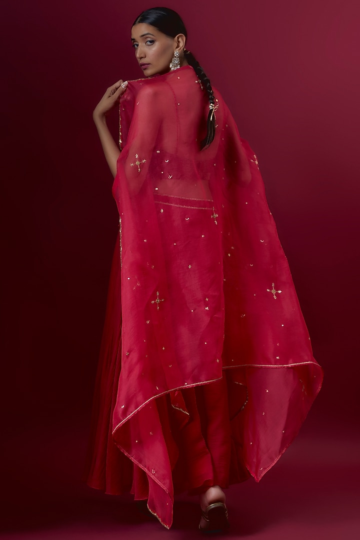 Red Chanderi & Organza Embroidered Cape Set by Deep thee at Pernia's Pop Up Shop