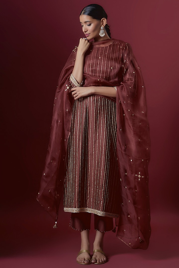 Wine Chanderi & Organza Embroidered Kurta Set by Deep thee at Pernia's Pop Up Shop