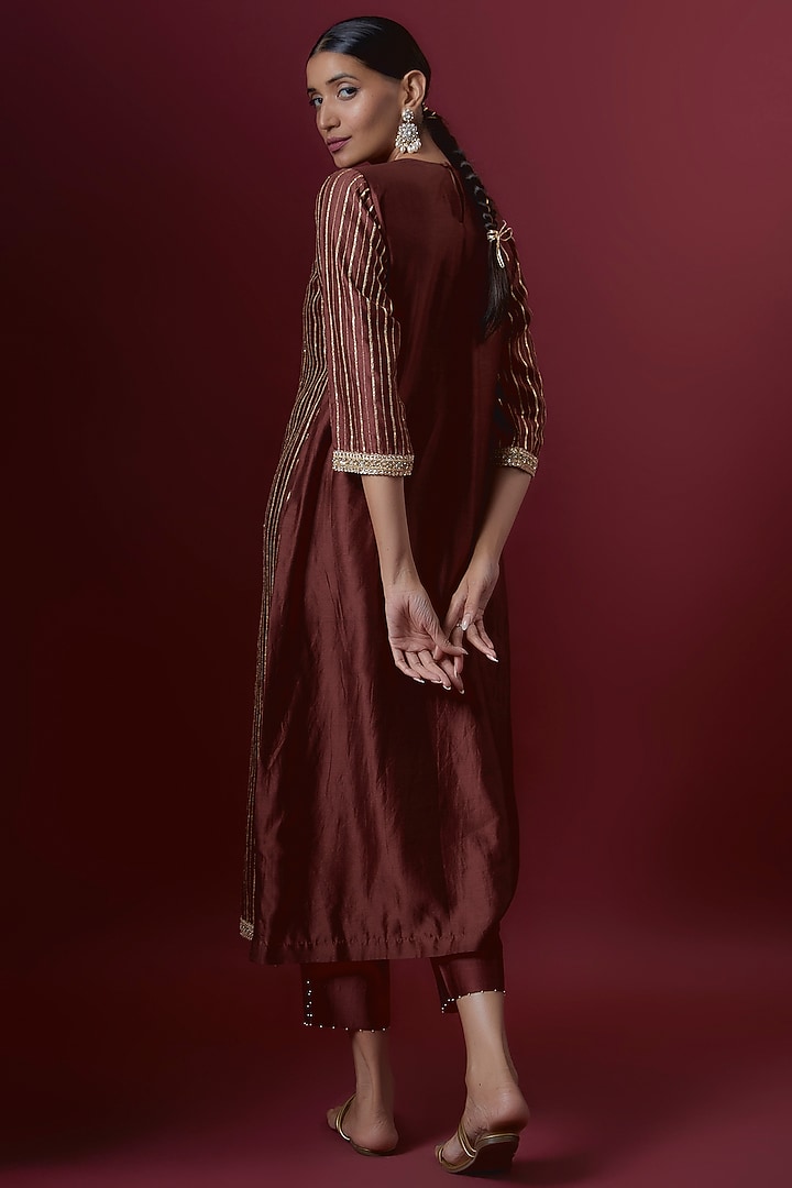 Wine Chanderi & Organza Embroidered Kurta Set by Deep thee at Pernia's Pop Up Shop