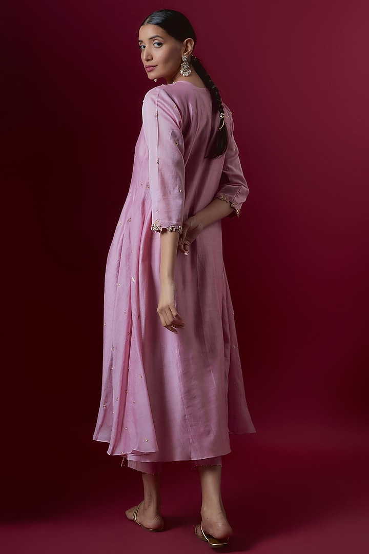 Onion Pink Chanderi & Organza Embroidered Kurta Set by Deep thee at Pernia's Pop Up Shop