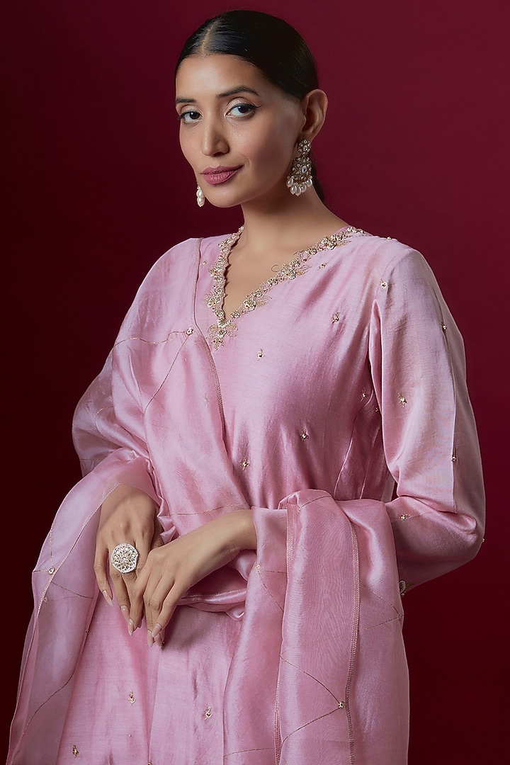 Onion Pink Chanderi & Organza Embroidered Kurta Set by Deep thee at Pernia's Pop Up Shop