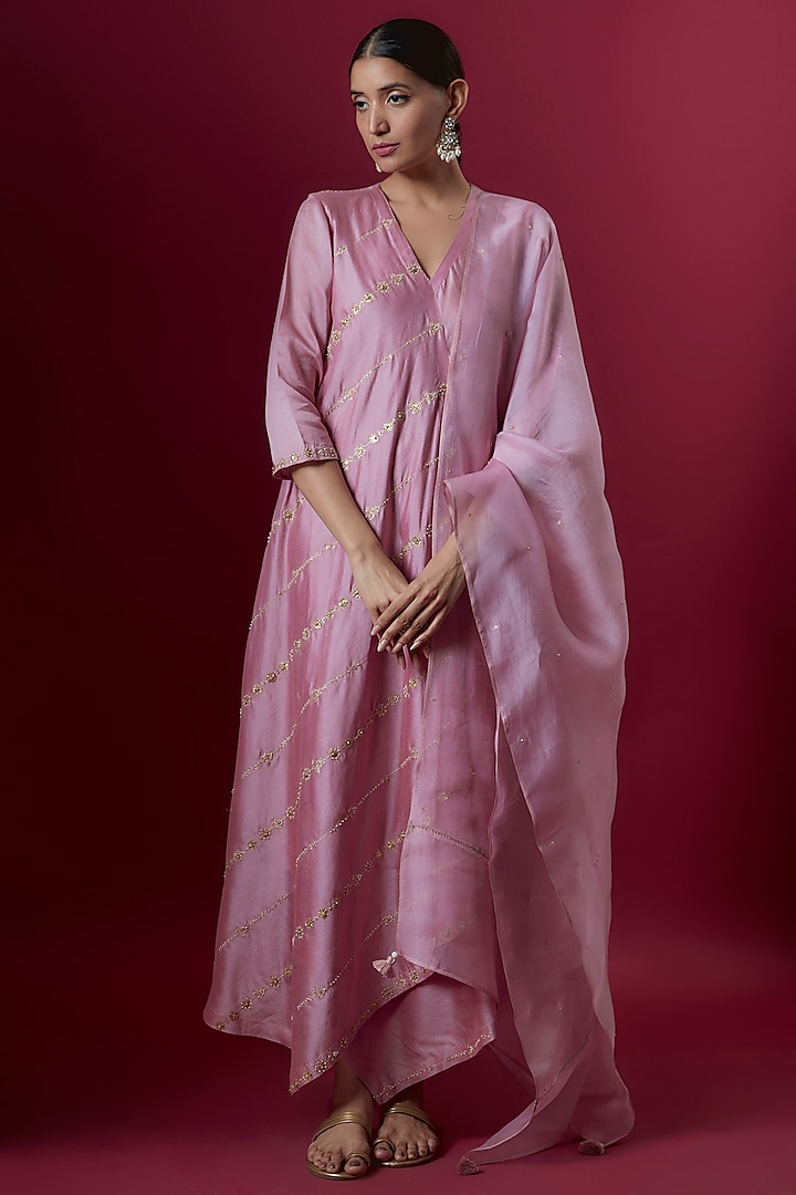 Onion Pink Chanderi & Organza Embroidered Kurta Set by Deep thee at Pernia's Pop Up Shop