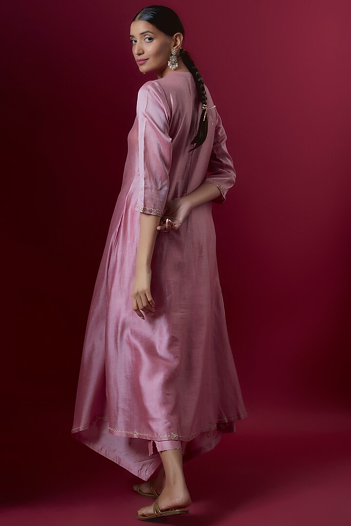 Onion Pink Chanderi & Organza Embroidered Kurta Set by Deep thee at Pernia's Pop Up Shop