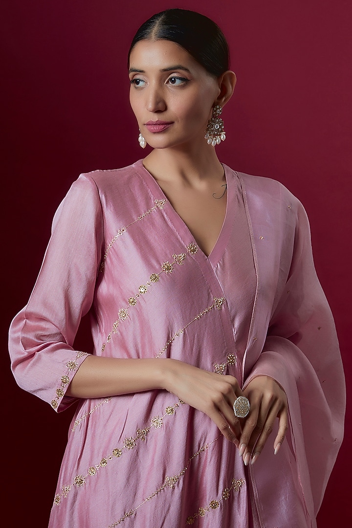 Onion Pink Chanderi & Organza Embroidered Kurta Set by Deep thee at Pernia's Pop Up Shop