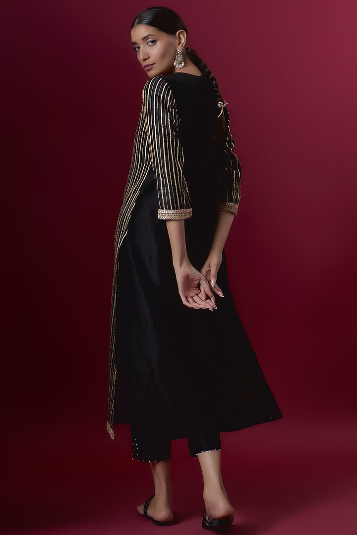 Black Chanderi & Organza Embroidered Kurta Set by Deep thee at Pernia's Pop Up Shop