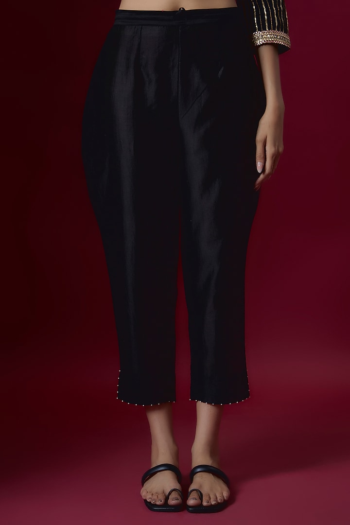 Black Chanderi & Organza Embroidered Kurta Set by Deep thee at Pernia's Pop Up Shop