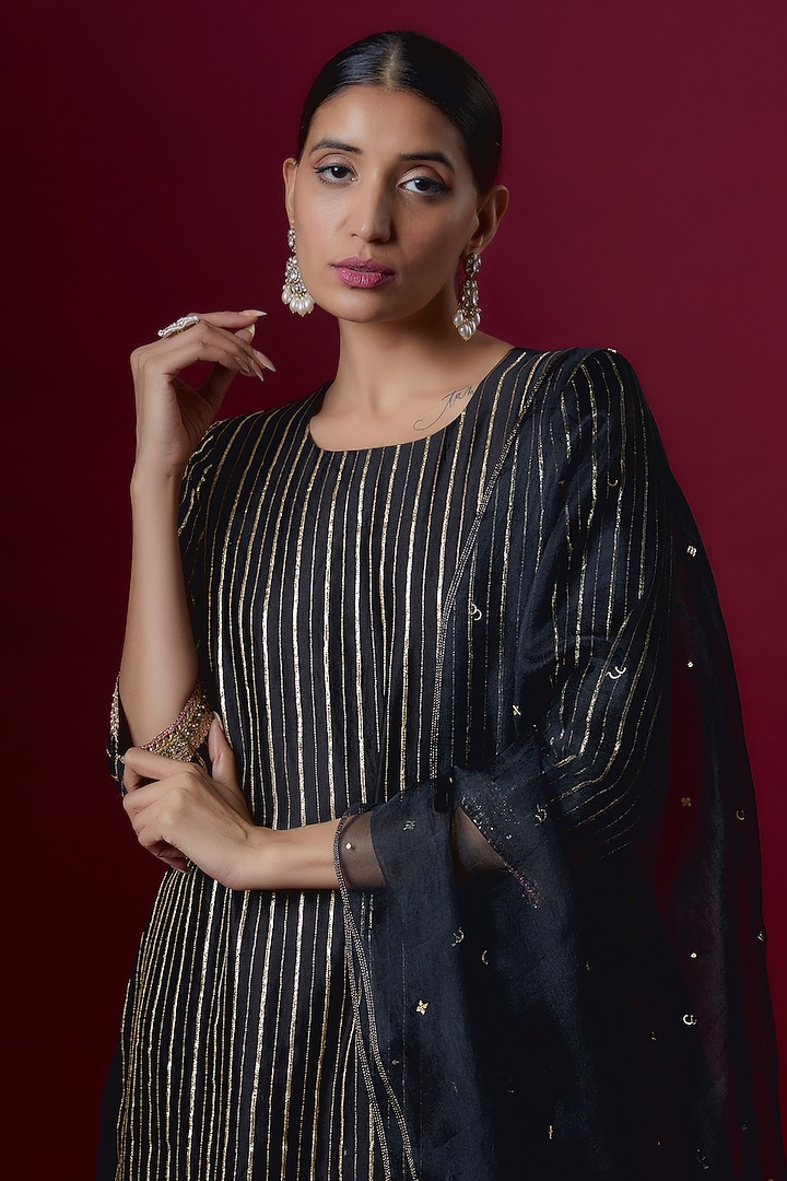 Black Chanderi & Organza Embroidered Kurta Set by Deep thee at Pernia's Pop Up Shop