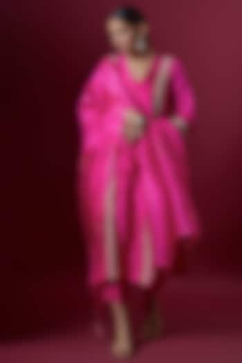 Fuchsia Pink Silk & Organza Embroidered Kurta Set by Deep thee at Pernia's Pop Up Shop