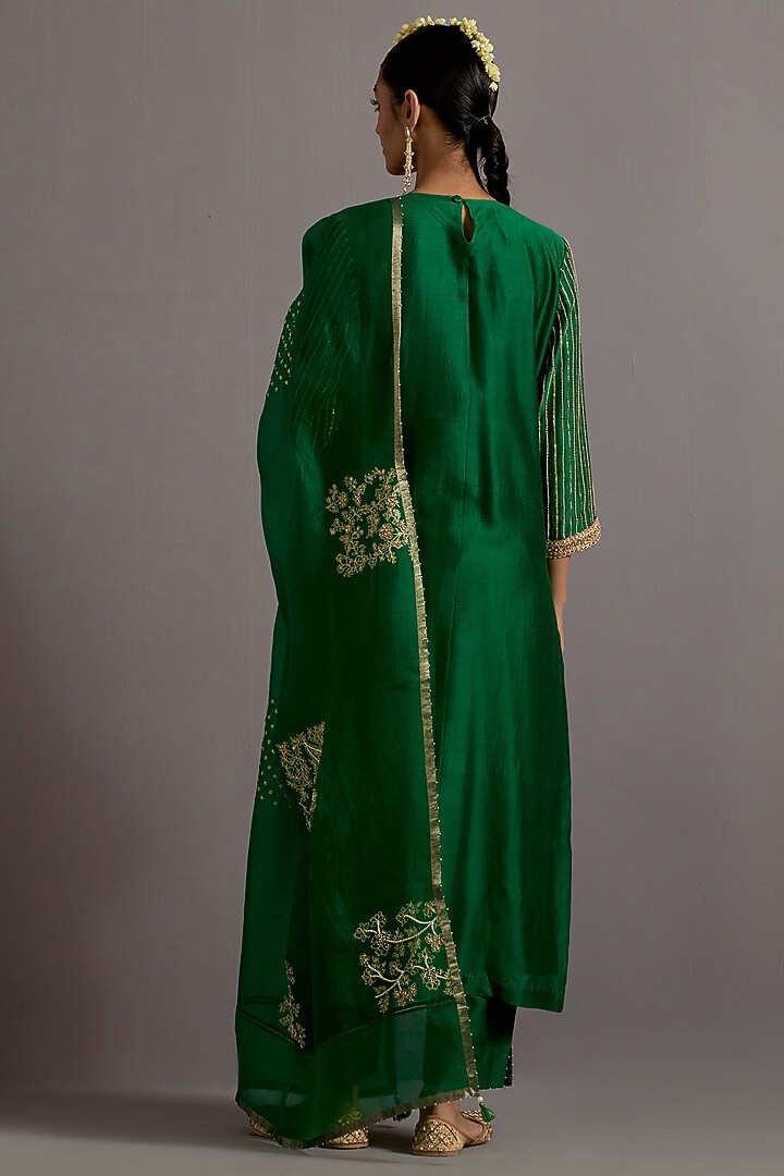 Green Chanderi Hand Embroidered Straight Kurta Set by Deep thee at Pernia's Pop Up Shop