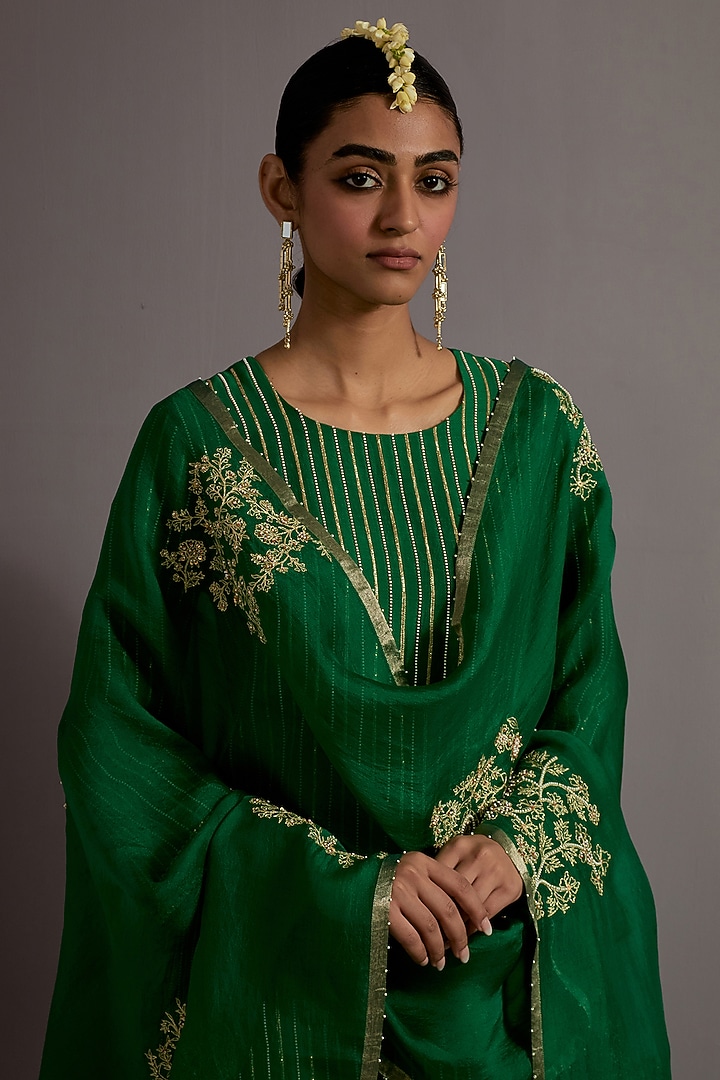 Green Chanderi Hand Embroidered Straight Kurta Set by Deep thee at Pernia's Pop Up Shop