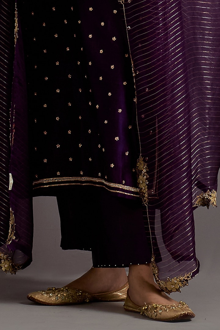 Aubergine Chanderi Zardosi Embroidered Straight Kurta Set by Deep thee at Pernia's Pop Up Shop
