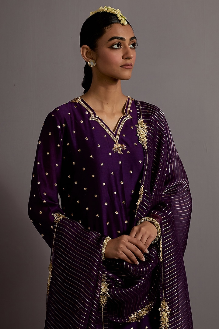 Aubergine Chanderi Zardosi Embroidered Straight Kurta Set by Deep thee at Pernia's Pop Up Shop