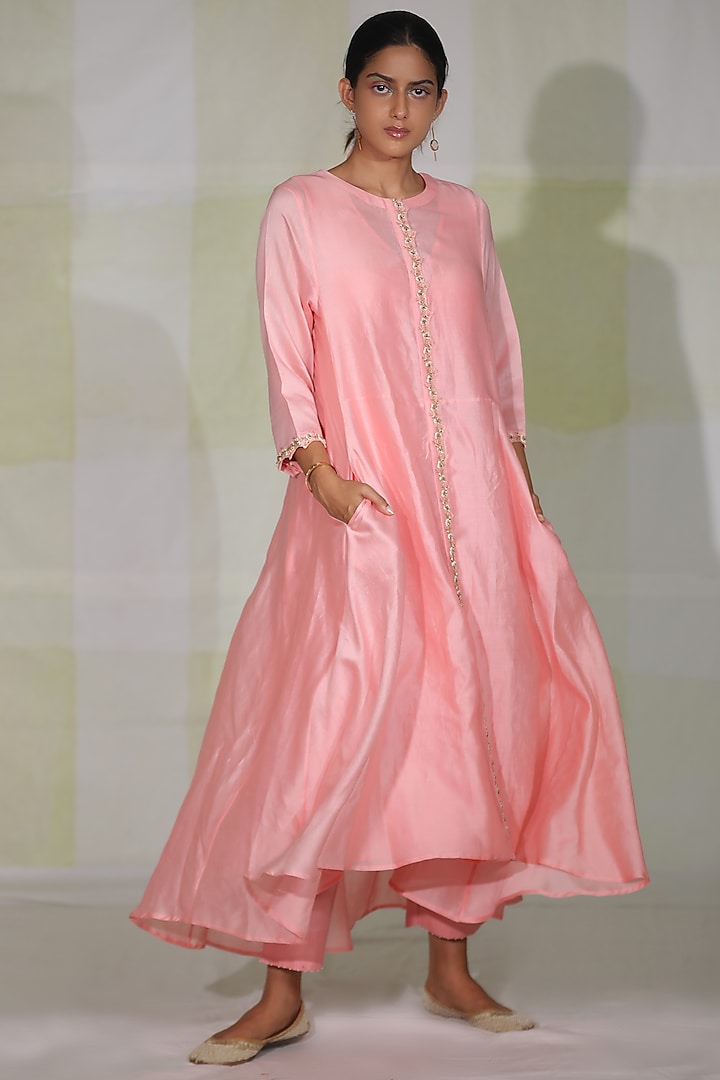 Chalk Pink Hand Embroidered Kurta Set by Deep thee