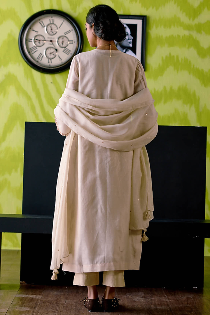Ivory Chanderi Floral Applique Work Kurta Set by Deep thee at Pernia's Pop Up Shop