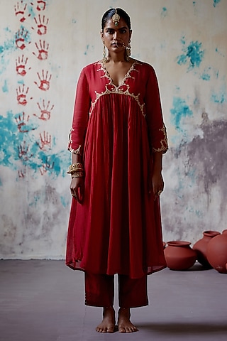 Red Chanderi Zardosi Embroidered Kurta Set by Deep Thee