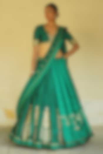 Emerald Green Silk Hand Embroidered Bridal Lehenga Set by Deep thee at Pernia's Pop Up Shop