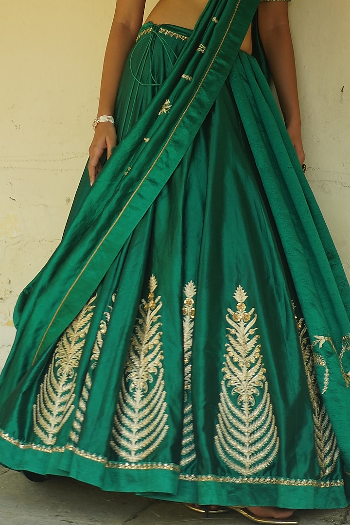 Emerald Green Silk Hand Embroidered Bridal Lehenga Set by Deep thee at Pernia's Pop Up Shop