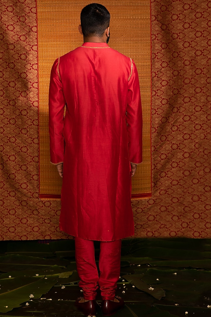 Pinkish Red Hand Embroidered Kurta Set by Deep Thee Men at Pernia's Pop Up Shop