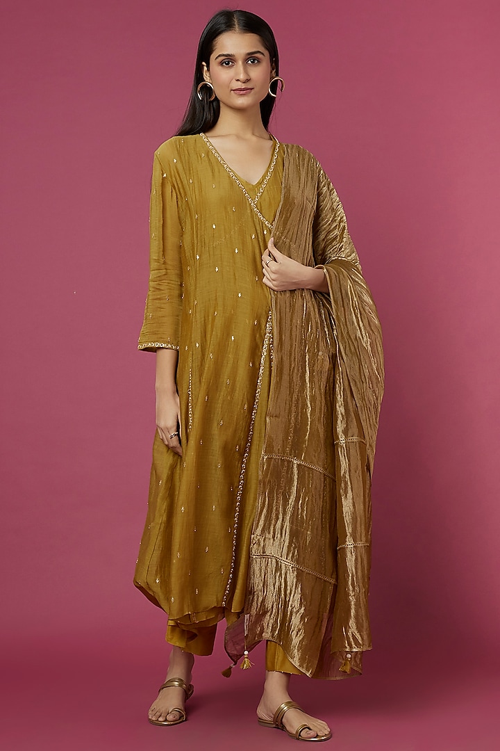 Molten Gold Yellow Chanderi Kurta Set by Deep thee at Pernia's Pop Up Shop