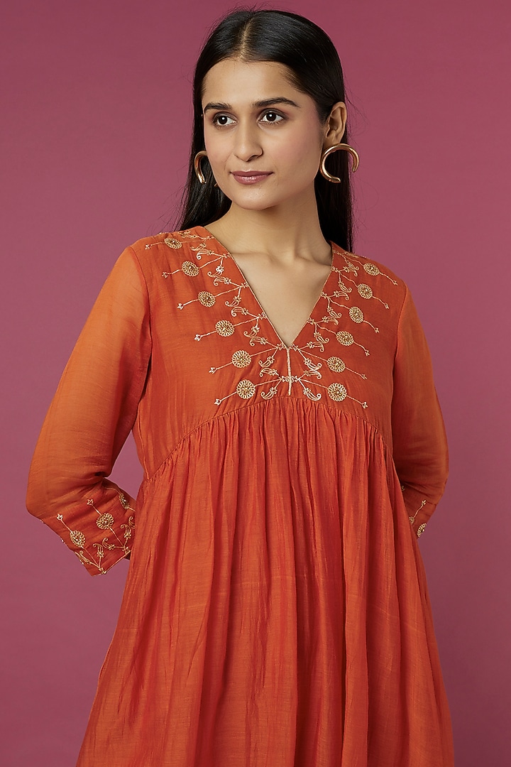Rust Hand Embroidered Kurta Set by Deep thee at Pernia's Pop Up Shop