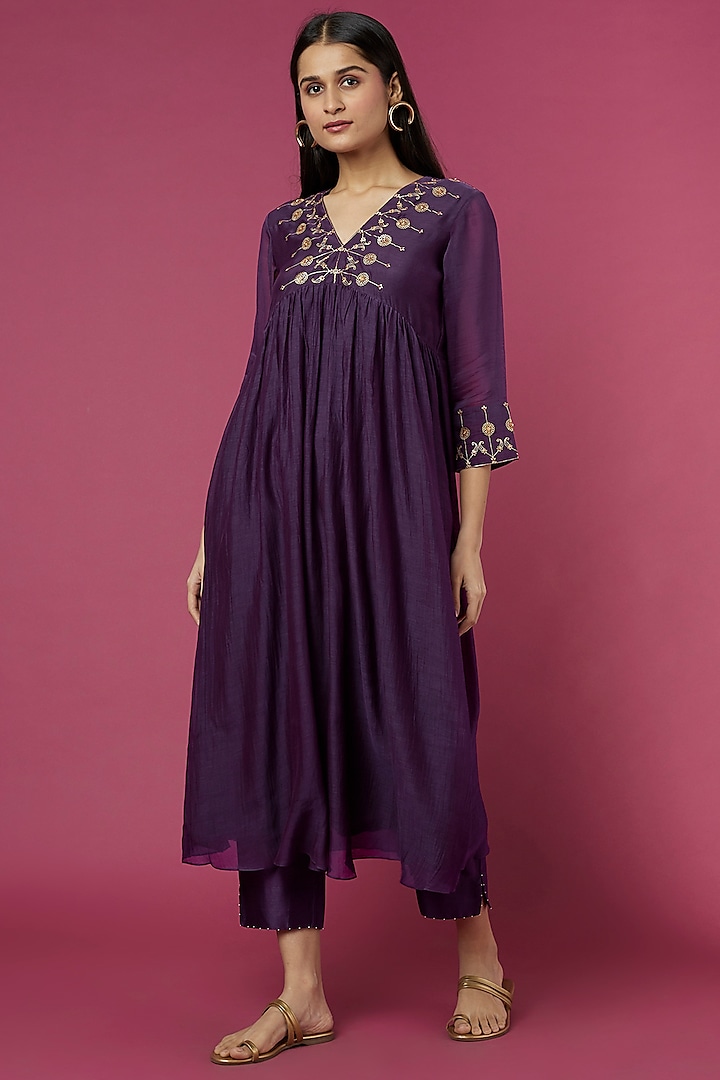 Aubergine Embroidered Kurta Set by Deep thee at Pernia's Pop Up Shop