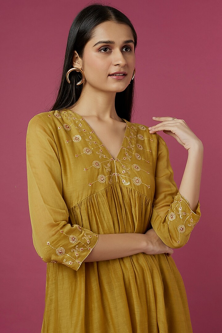 Molten Gold Yellow Embroidered Kurta Set by Deep thee at Pernia's Pop Up Shop