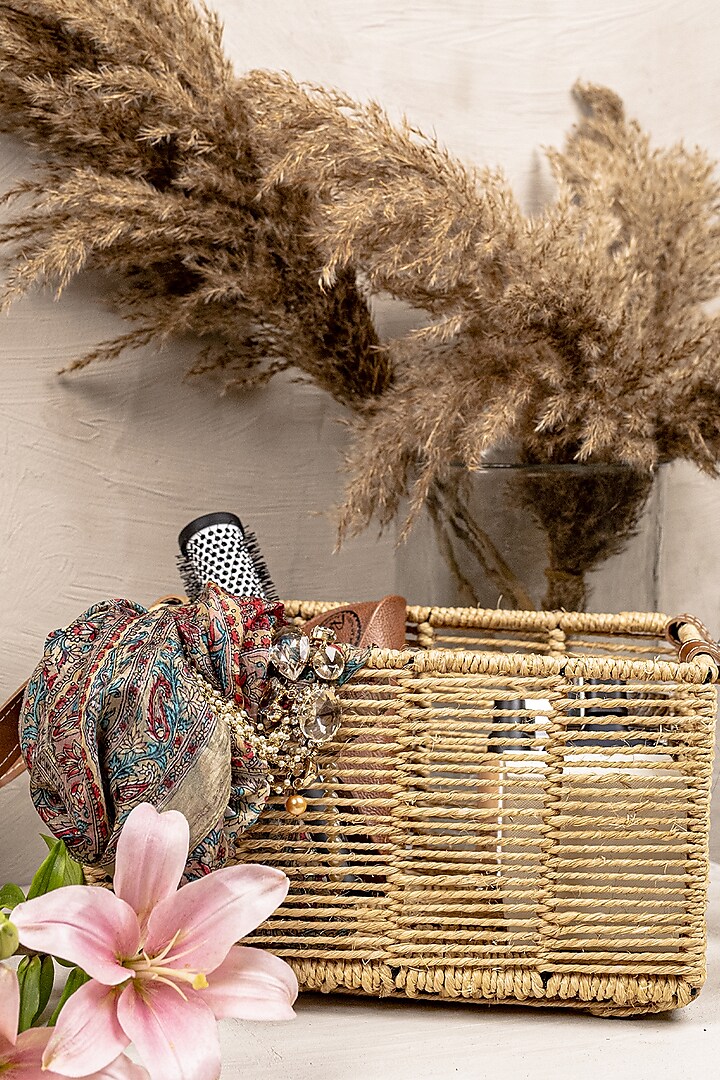 Natural Brown Basket In Jute by The 7 Dekor