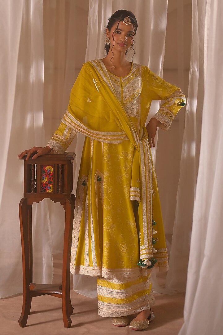 Mustard Chanderi Thread Embroidered Kalidar Kurta Set by Desho couture at Pernia's Pop Up Shop