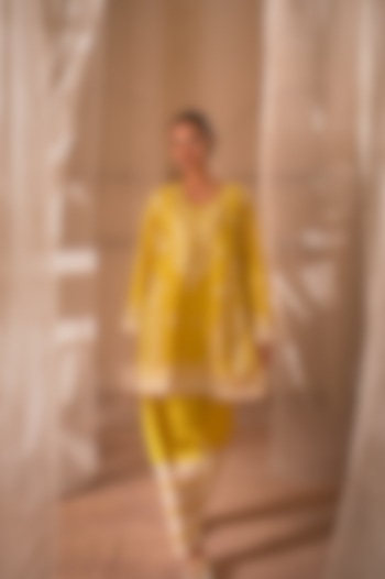 Mustard Chanderi Thread Embroidered Short Kurta Set by Desho couture at Pernia's Pop Up Shop
