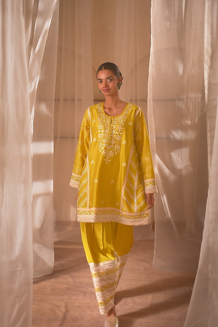 Mustard Chanderi Thread Embroidered Short Kurta Set by Desho couture at Pernia's Pop Up Shop