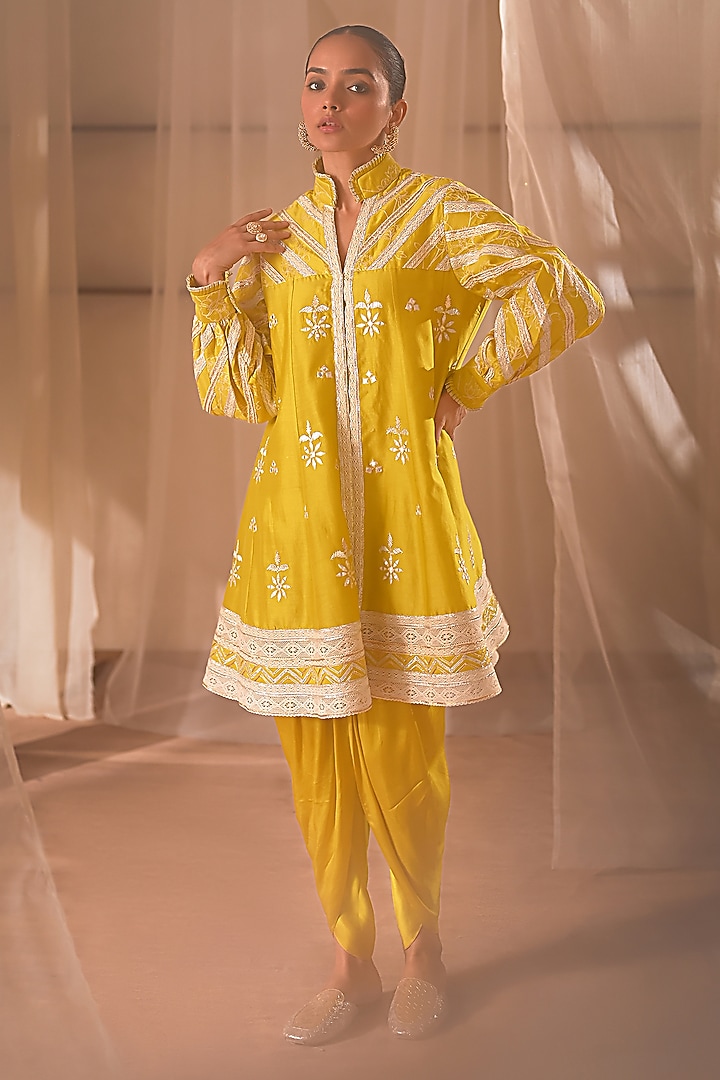 Mustard Chanderi Resham Embroidered Kurta Set by Desho couture at Pernia's Pop Up Shop