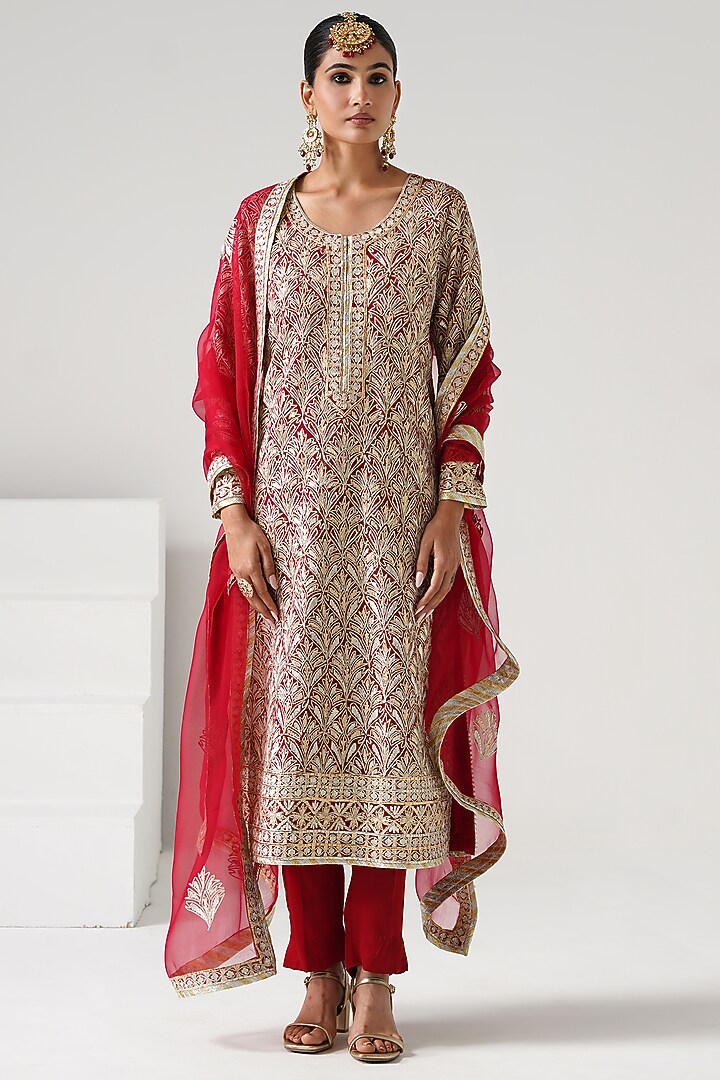Red Georgette Embroidered Long Kurta Set by Desho couture at Pernia's Pop Up Shop