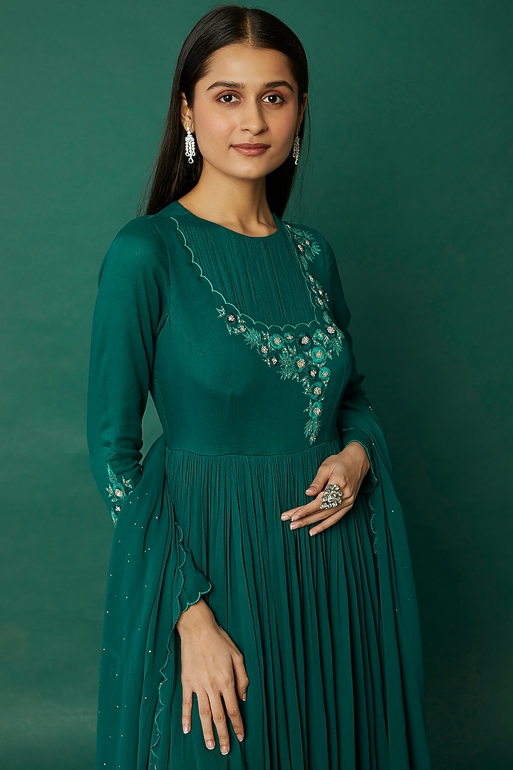 Emerald Green Crepe Embroidered Anarkali Set by Desi Vastra at Pernia's Pop  Up Shop 2026