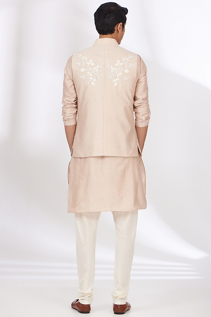 Peach Raw Silk Hand Embroidered Bundi Set by Dev Kumar at Pernia's Pop Up Shop