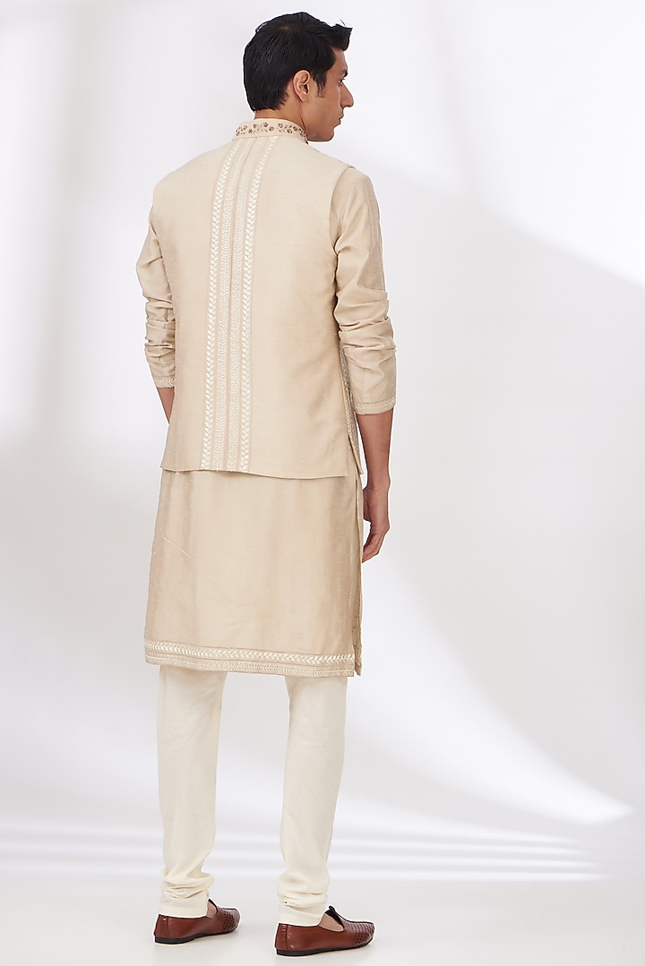 Peach Raw Silk Hand Embroidered Bundi Set by Dev Kumar at Pernia's Pop Up Shop