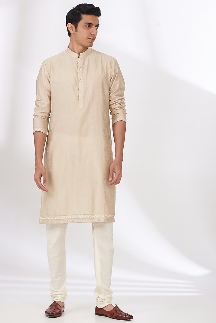 Peach Raw Silk Hand Embroidered Bundi Set by Dev Kumar at Pernia's Pop Up Shop