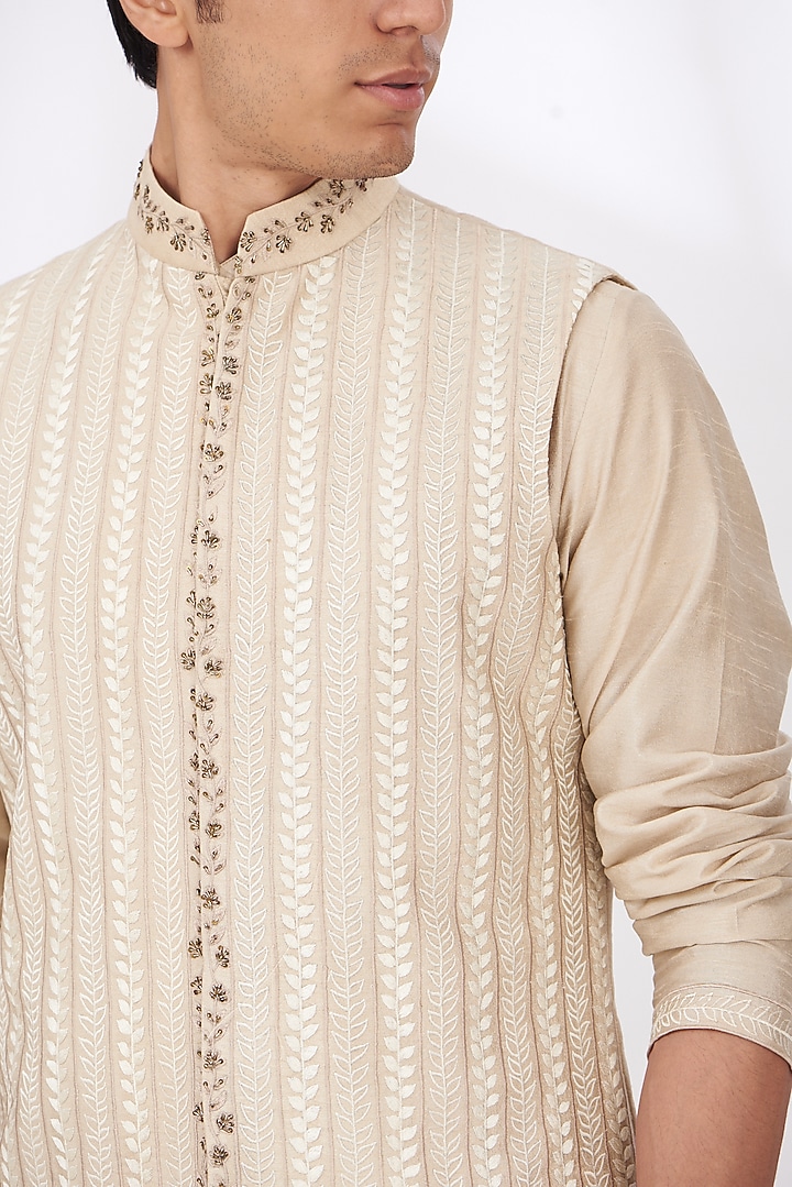 Peach Raw Silk Hand Embroidered Bundi Set by Dev Kumar at Pernia's Pop Up Shop