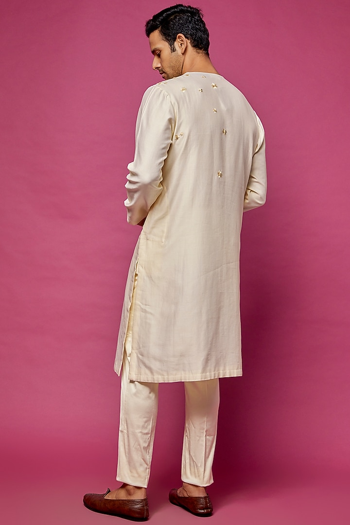 Off-White Chanderi Silk Floral Work Kurta by Dev R Nil Men at Pernia's Pop Up Shop