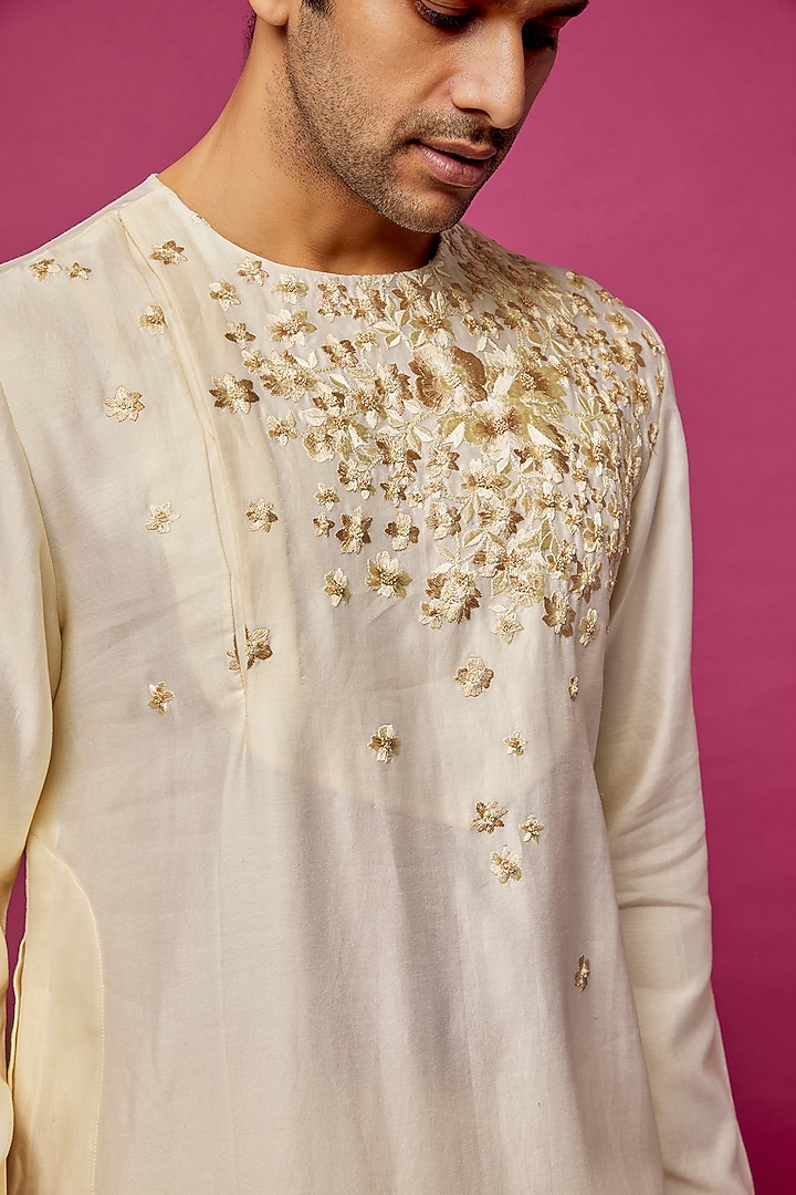 Off-White Chanderi Silk Floral Work Kurta by Dev R Nil Men at Pernia's Pop Up Shop