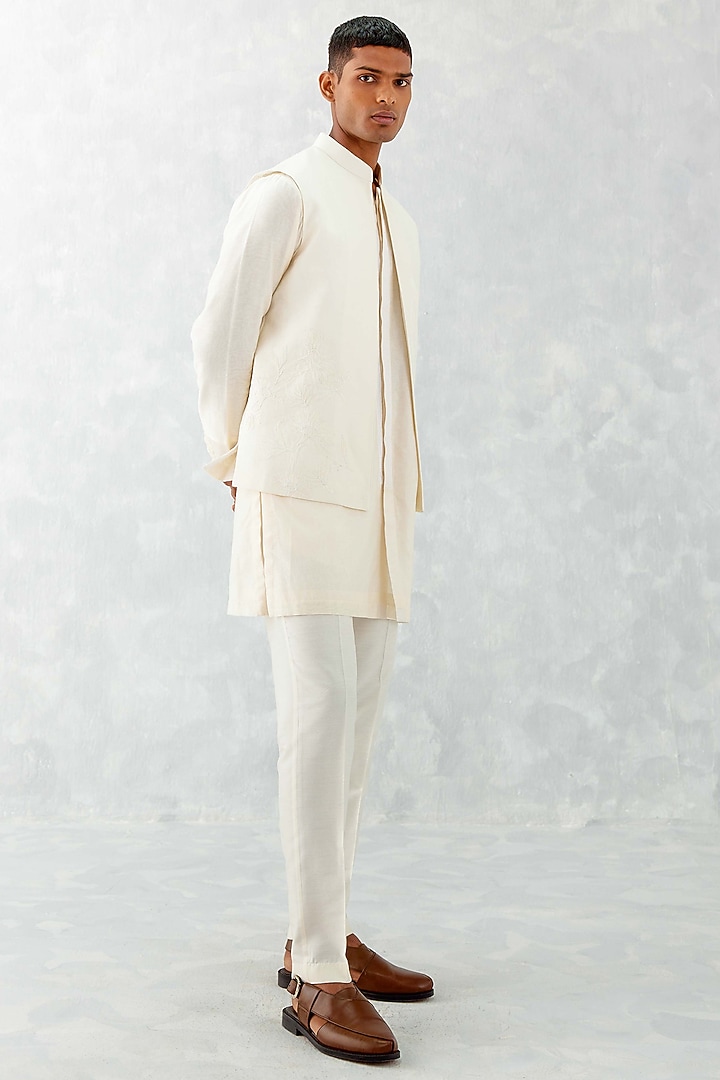 Ivory Linen Satin Thread Embroidered Bundi Jacket Set by Devnaagri Men at Pernia's Pop Up Shop