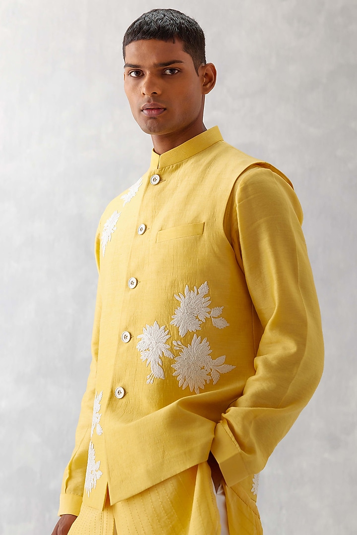 Mango Yellow Linen Satin Thread Embroidered Bundi Jacket Set by Devnaagri Men at Pernia's Pop Up Shop