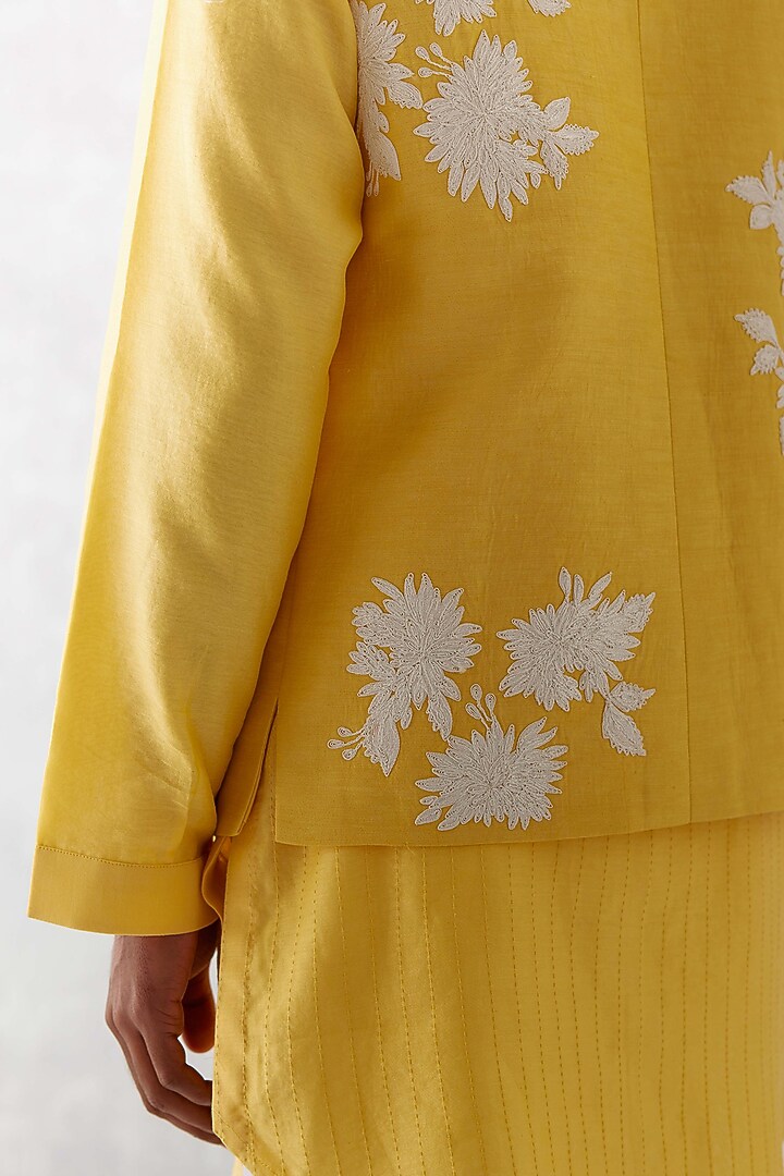 Mango Yellow Linen Satin Thread Embroidered Bundi Jacket Set by Devnaagri Men at Pernia's Pop Up Shop