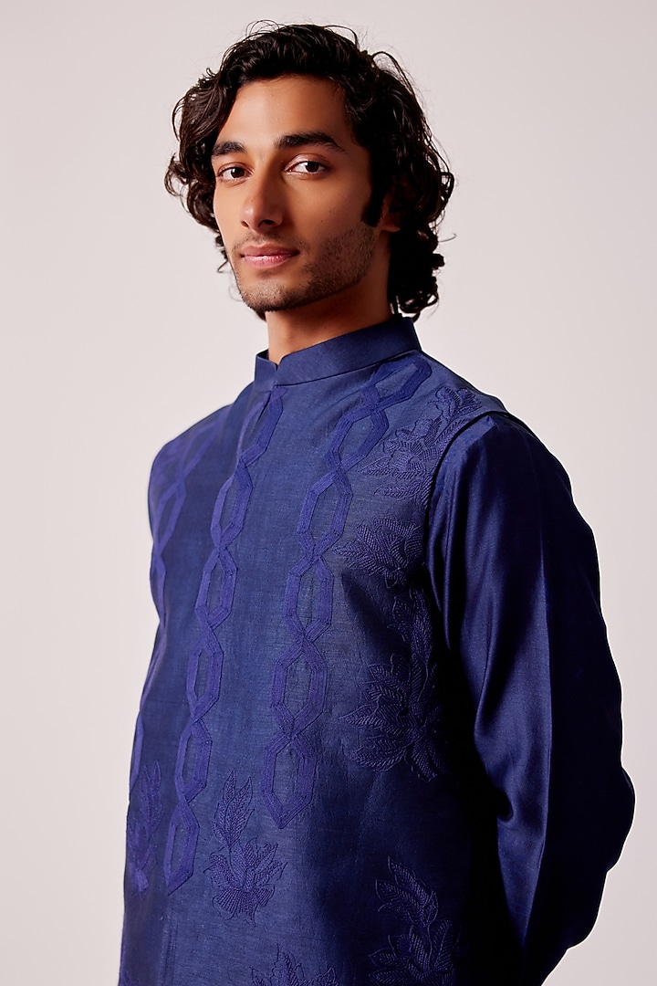 Navy Blue Tussar Linen Thread Embroidered Bundi Jacket Set by Devnaagri Men at Pernia's Pop Up Shop