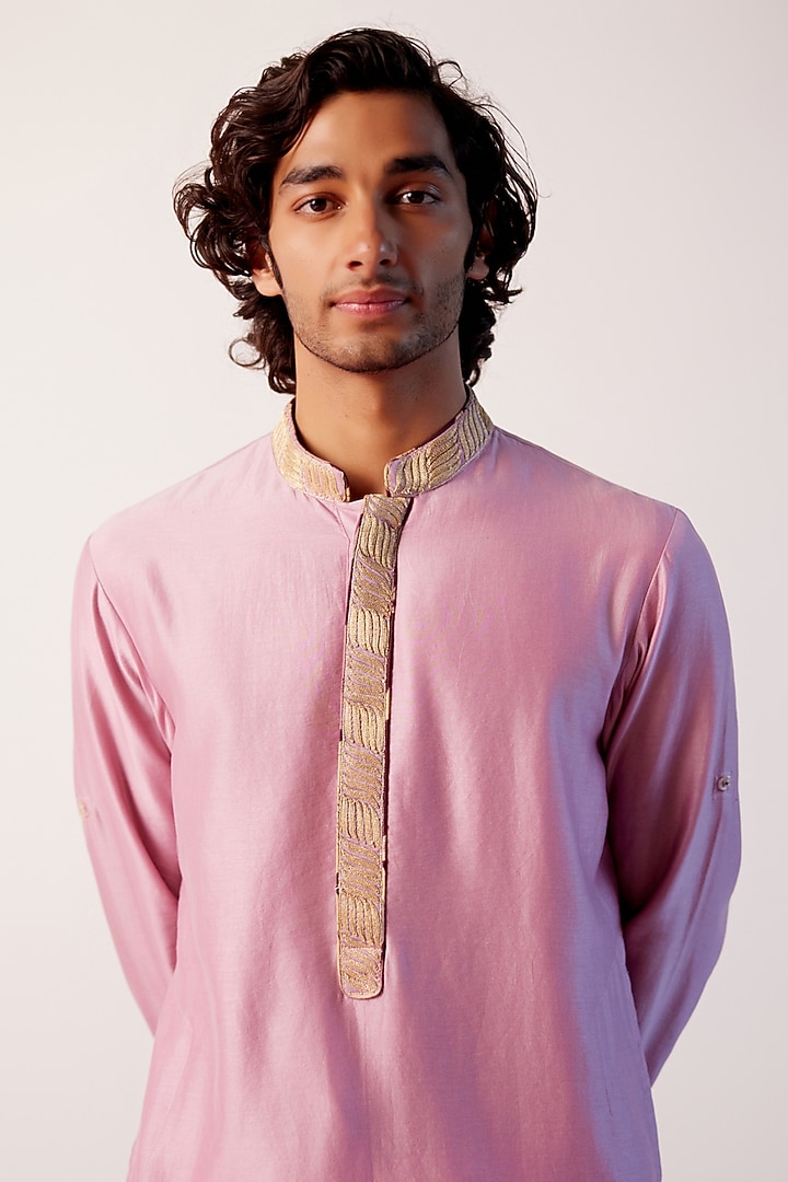 Lilac Silk Chanderi Embroidered Kurta Set by Devnaagri Men at Pernia's Pop Up Shop