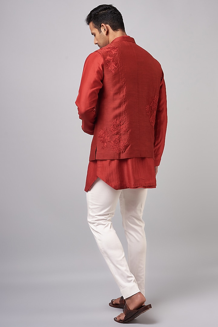 Red Linen Satin Embroidered Bundi Set by Devnaagri Men at Pernia's Pop Up Shop