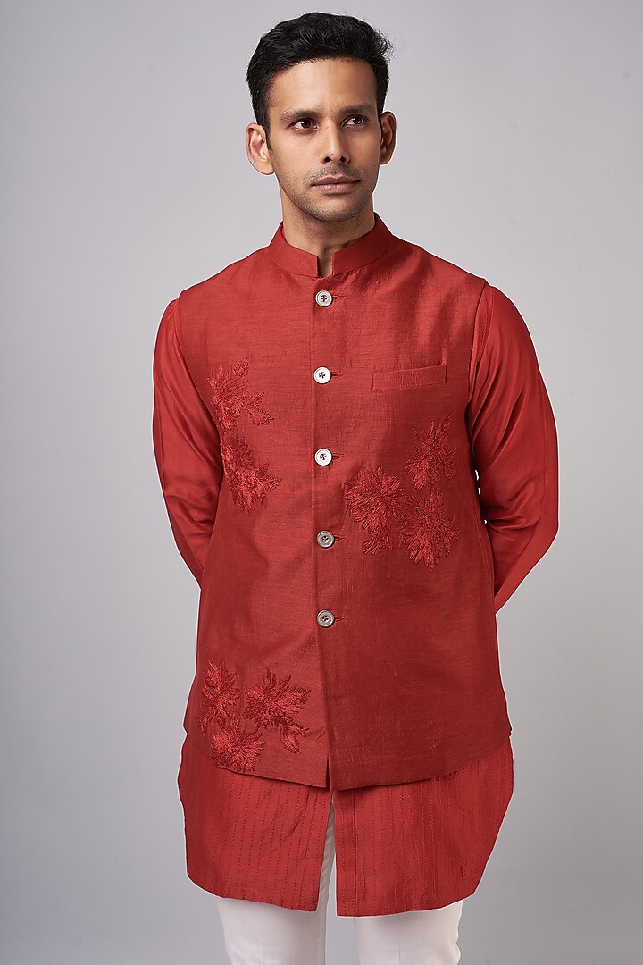 Red Linen Satin Embroidered Bundi Set by Devnaagri Men at Pernia's Pop Up Shop