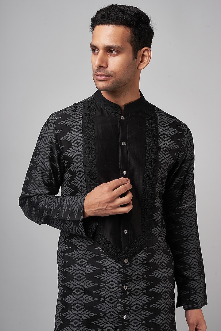 Black Cotton Silk Blend Printed & Embroidered Kurta Set by Devnaagri Men at Pernia's Pop Up Shop